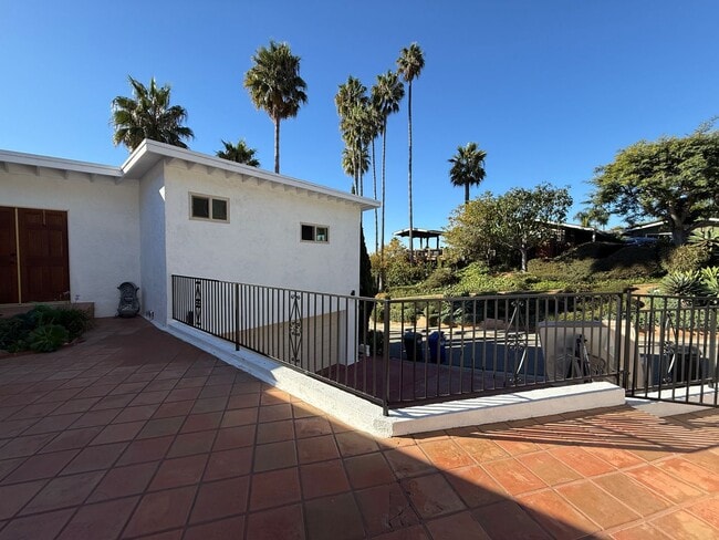 Building Photo - Ventura Hillside Beauty with 3 bedrooms, a...