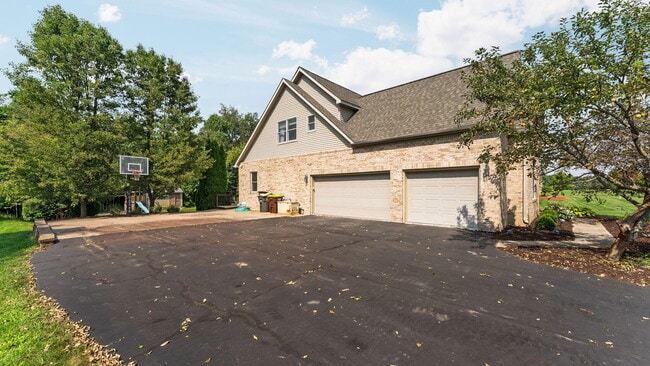 Building Photo - 9069 Emerson Dr