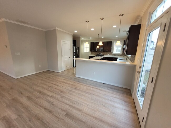 Building Photo - Gorgeous, Updated Condo Located in Spence ...