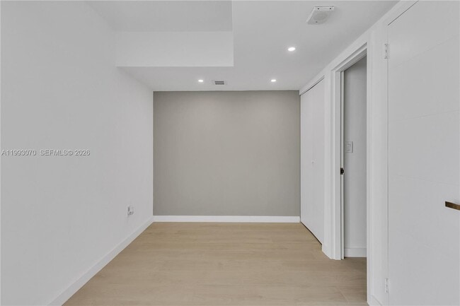 Building Photo - 20100 W Country Club Dr