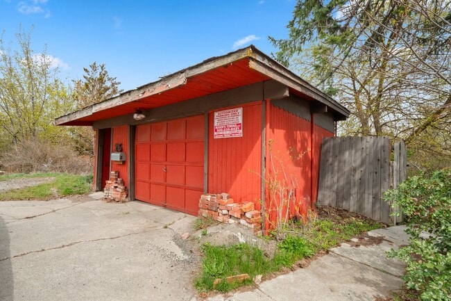 Building Photo - 4+ bed 2 bath available center of campus v...