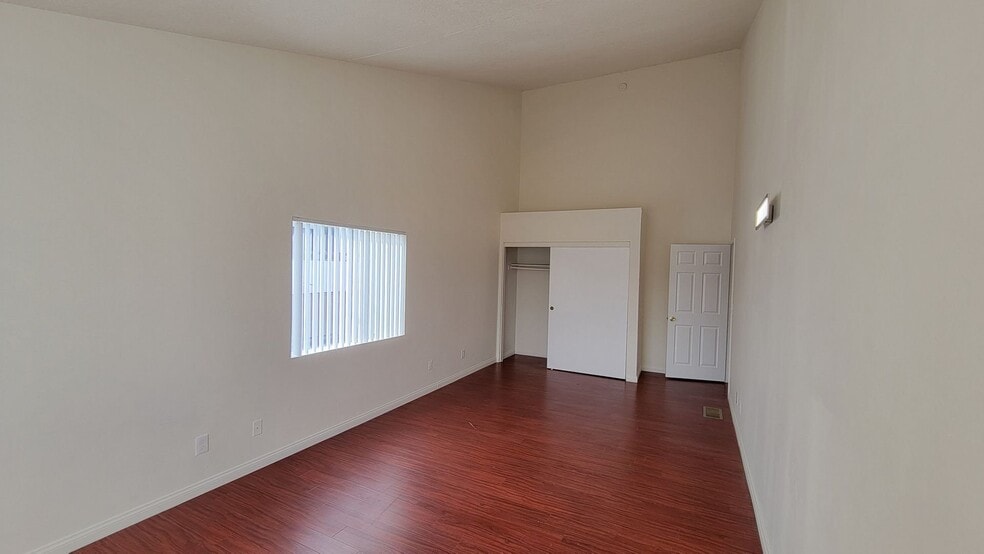 Building Photo - 5245 Riverton Ave