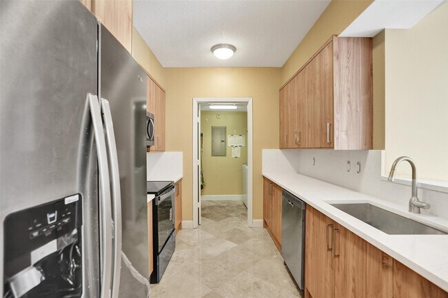 Building Photo - 101 S Ocean Dr