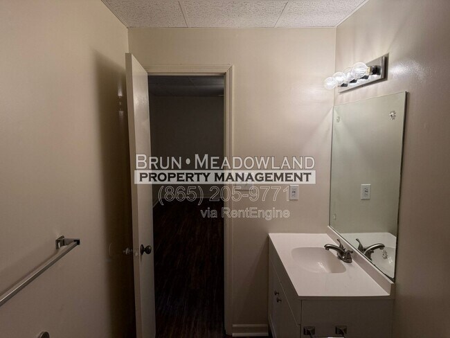 Building Photo - 1921 Meadowland Ln