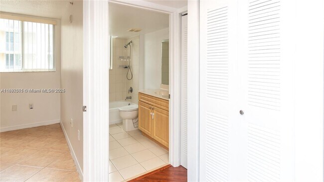 Building Photo - 102 SW 6th Ave