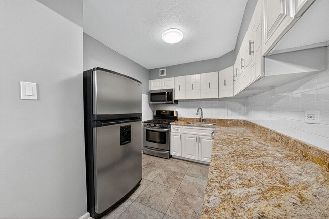 Building Photo - Water, Gas, Electric Utilities included in rent! Available Now! 1 Bed / 1 Bath Condo in the heart...