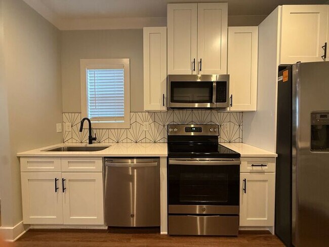 Building Photo - Modern 1 Bedroom Condo in the Heart of Melrose