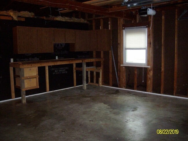 Building Photo - 3 bd-1 1/2 bath