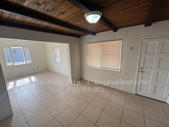 Building Photo - 2020 N Madelyn Ave