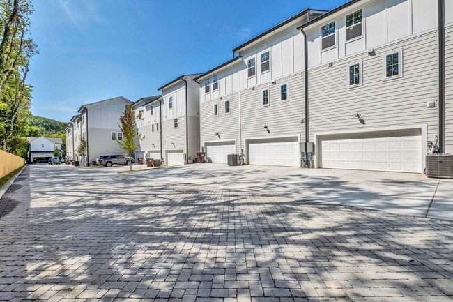 Building Photo - 2019 Maple Vw Ln