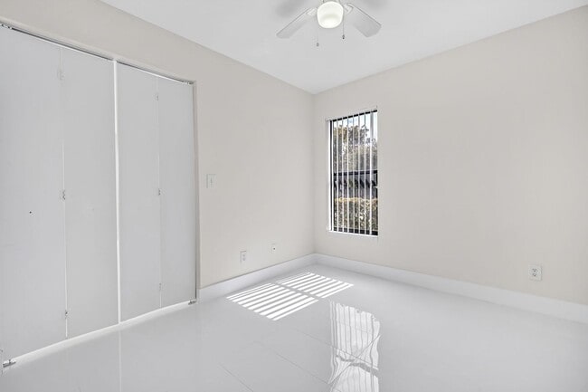 Building Photo - Cozy 2/1 Home in Sunrise!