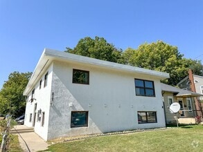 Building Photo - 1BD/1BA Garden Level Apartment in 6-Plex