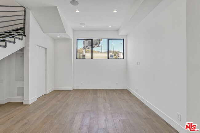 Building Photo - 1445 1/2 N Martel Ave