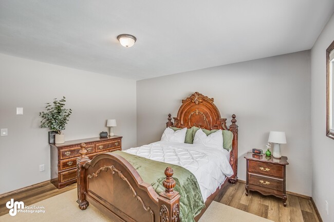 Master bedroom with queen size bed - 1431 E Holland Ave