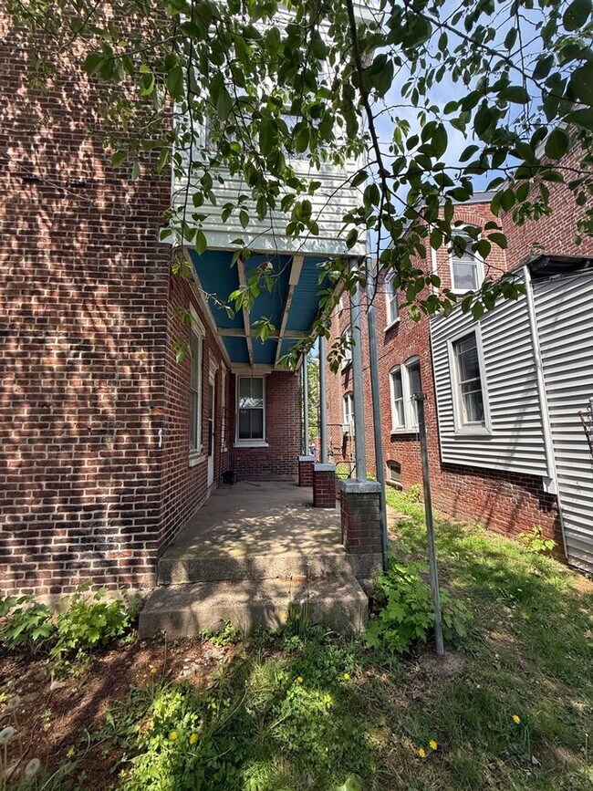 Building Photo - Beautiful Victorian Rowhome with Modern Updates – Available Now!