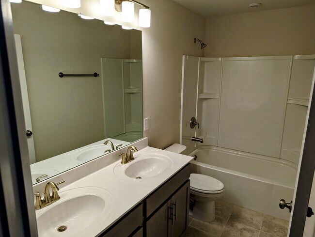 Building Photo - 534 Medwyk Dr