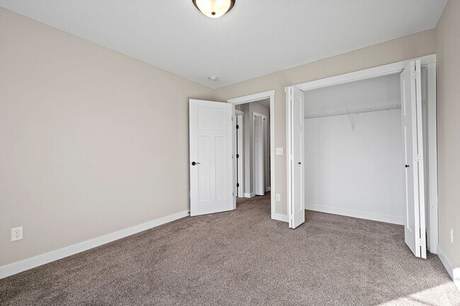 Building Photo - 521 Meadow Ln