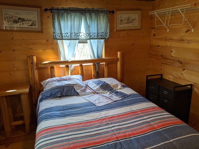 Building Photo - 2 Bed 1 Bath Cabin- All Utilities Included...