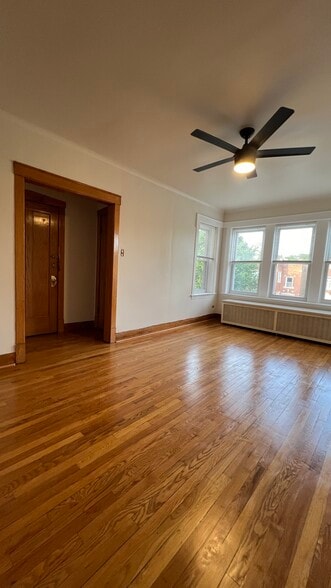 Entrance w/closet - 3354 N Springfield Ave