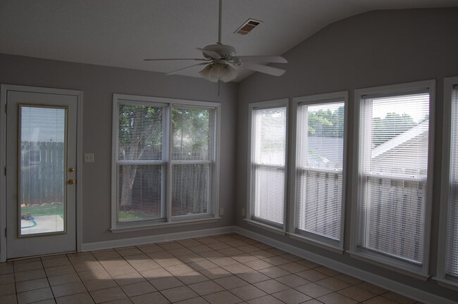 Building Photo - 31 Flower Break Rd