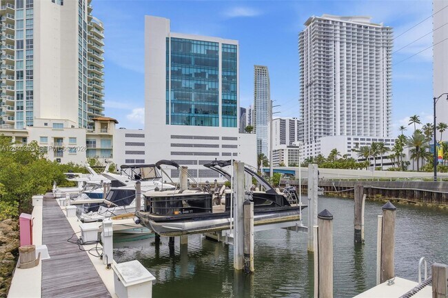 Building Photo - 16500 Collins Ave