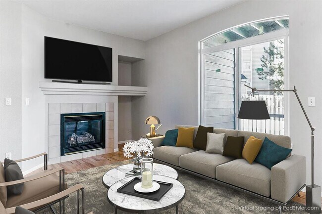 Building Photo - Recently Remodeled Unit