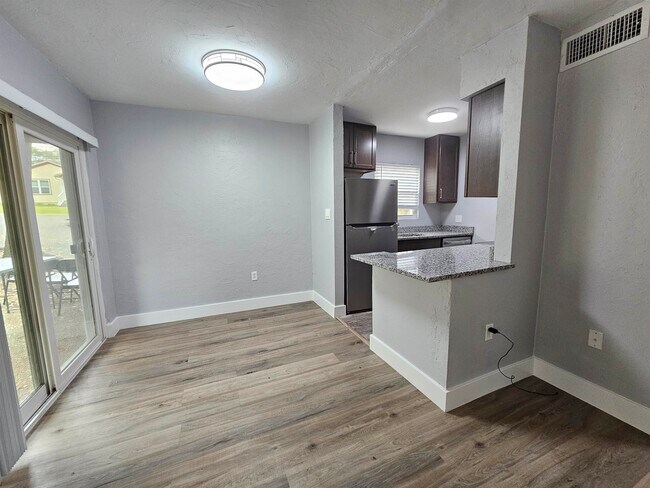 Building Photo - 1530 Live Oak Dr