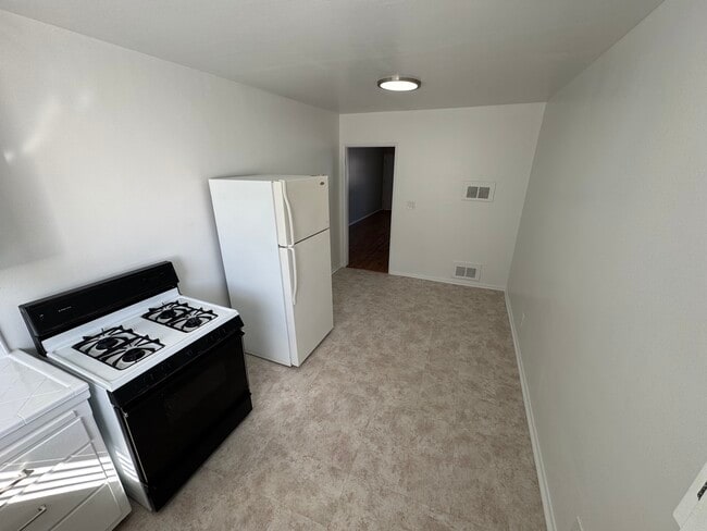 Building Photo - 5420 Russell Ave