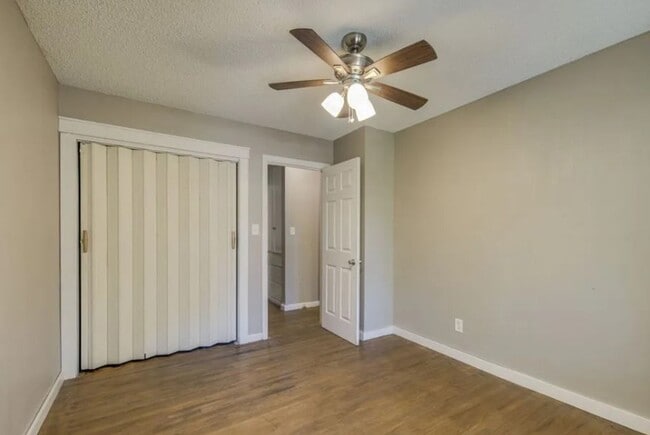 Building Photo - Adorable One Bedroom