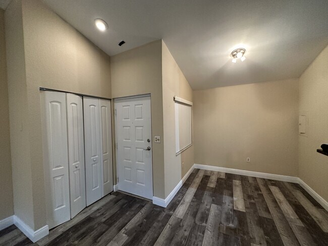 Building Photo - 2831 N Oakland Forest Dr