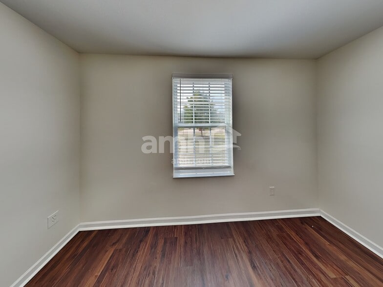 Building Photo - 327 Haystack Ave