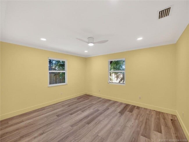 Building Photo - 3055 SE Glasgow Dr