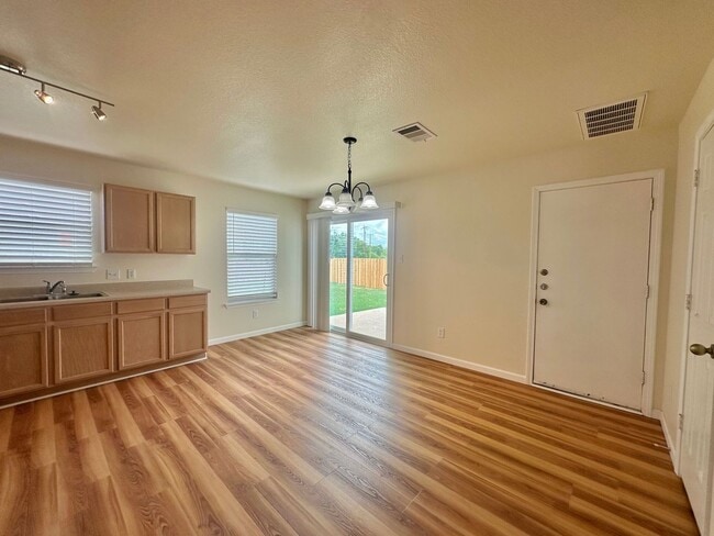 Building Photo - 3 BED 2.5 BATH WITH FRESH PAINT AND NEW AP...