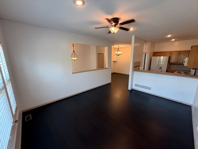 Building Photo - 3 Bed, 2 Bath Townhome Available Now!