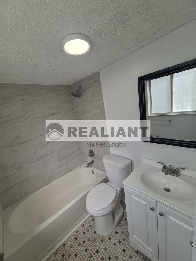 Building Photo - 922 Highland Ave