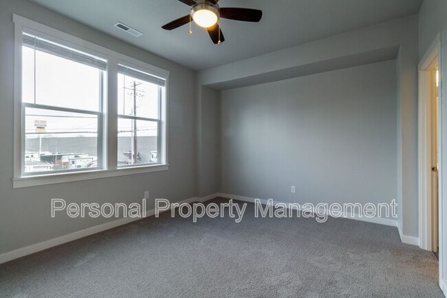 Building Photo - 417 NE Repass Rd