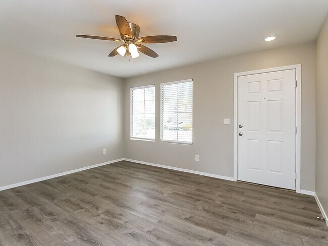 Building Photo - Move in ready 4 bedroom home