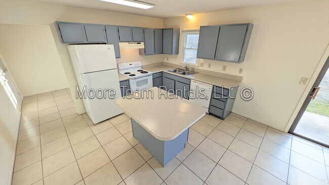 Building Photo - 2/2 & Office - Spacious Duplex