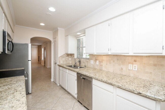 Building Photo - 13240 Trail Hollow Dr