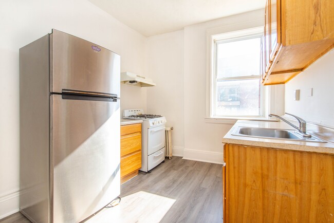 Kitchen Photo #1 - 355 Lincoln Ave