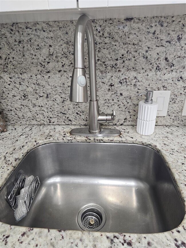 Building Photo - 20400 W Country Club Dr