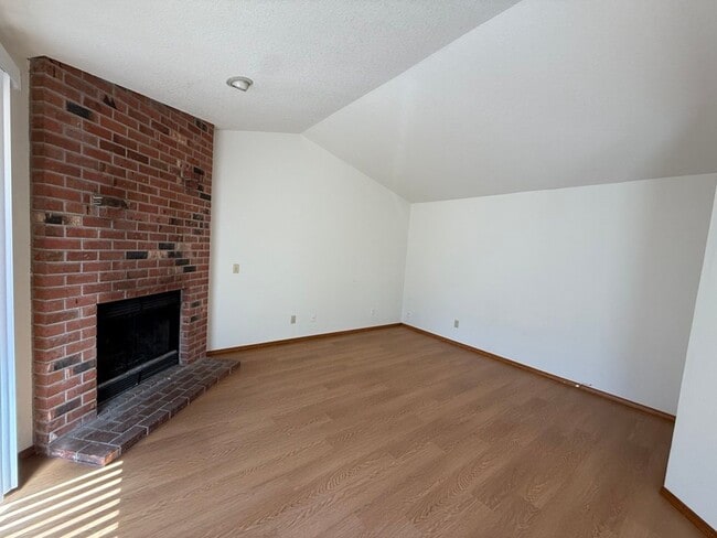 Building Photo - 17040 SW Cambridge Dr