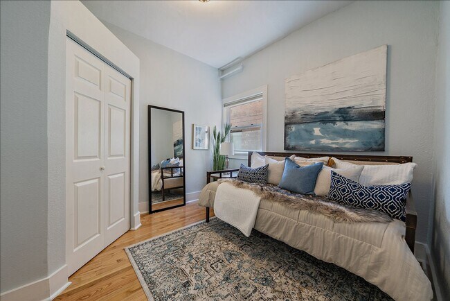 Building Photo - Uptown condo available immediately