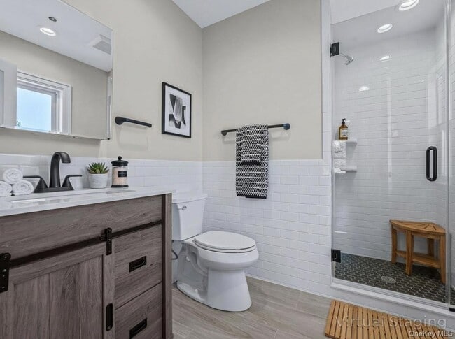 Building Photo - 110 School St