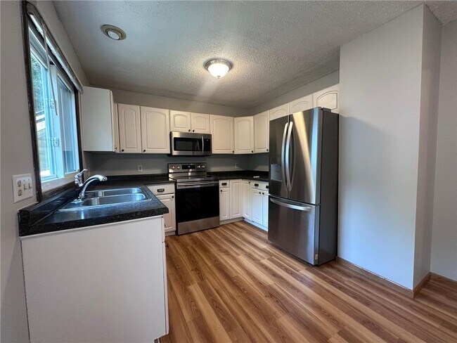 Building Photo - 15229 Buchanan Ct