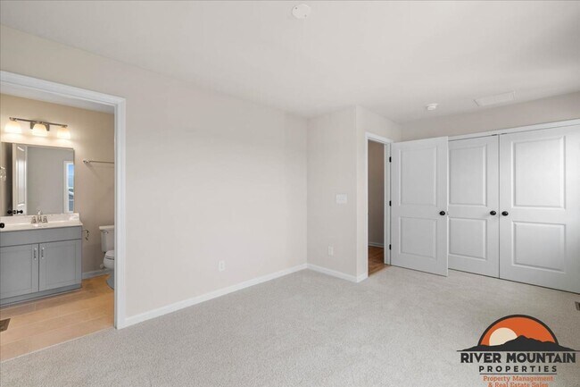 Building Photo - Charming Townhome with Garage and Bonus Room