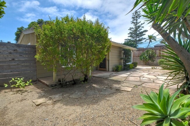 Building Photo - Coastal Living - Minutes from the Beach