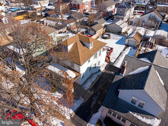 Building Photo - 233 Melrose Ave