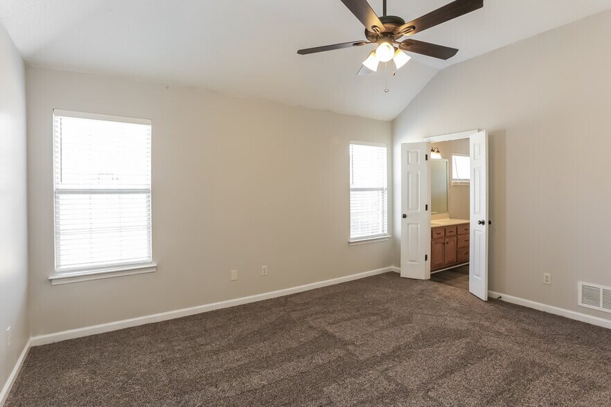 Building Photo - 8238 Regal Bend Dr