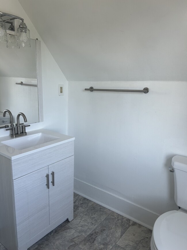 Building Photo - 11 Trinity St